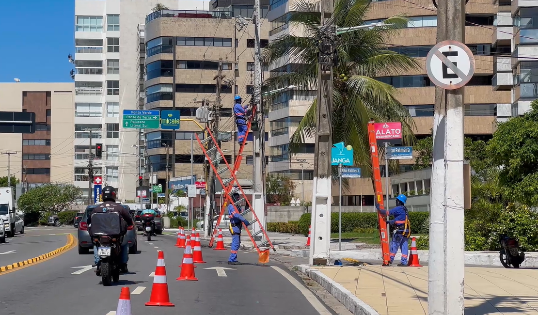 [Vídeo] Projeto “Rede Limpa”  remove cabeamentos inativos em postes de Maceió