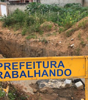 [Vídeo] Cratera aberta pela prefeitura de Arapiraca em rua esburacada causa diversos transtornos
