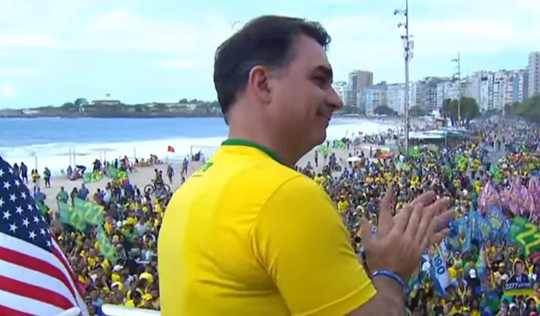 Com fala gravada de Bolsonaro, Flávio inicia corrida à Presidência