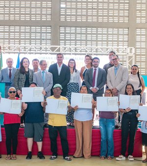 Prefeitura de Maragogi entrega quase 100 títulos de propriedade a famílias do município