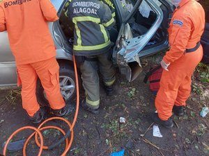 Carro colide com árvore e deixa quatro feridos na BR-104, em Murici