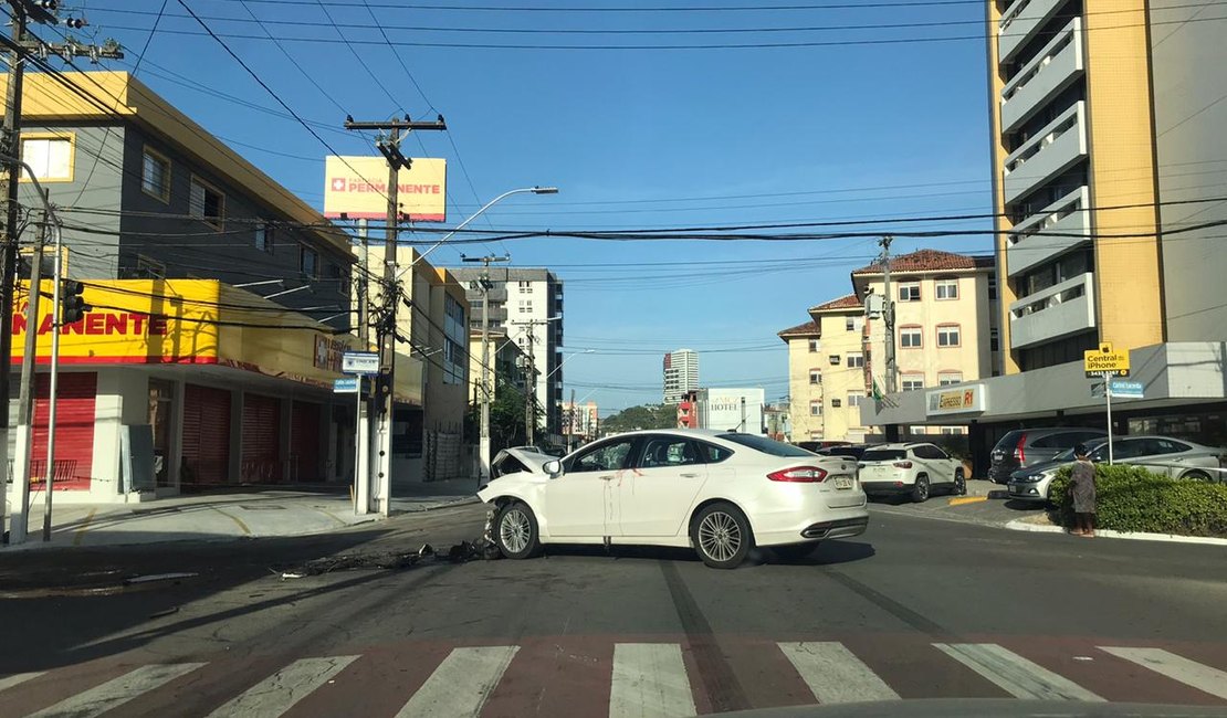 Motorista fica ferido após colisão em sinal da Av. João Davino, na Jatiúca