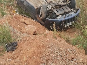 [Vídeo] Jovem perde o controle da direção e capota carro próximo à Vila São José, zona rural de Arapiraca