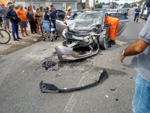 Quatro pessoas ficam feridas em acidente na Via Expressa