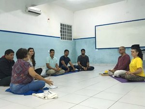 Aberto ao público, grupo se reúne para estudar yoga e Bhagavad Gita