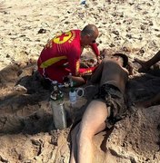 Bombeiros resgatam jovem vítima de afogamento na praia de Jacarecica