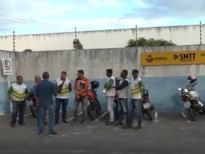 [Vídeo] Mototaxistas 'clandestinos' pedem explicações à SMTT sobre edital para credenciamento aberto em abril