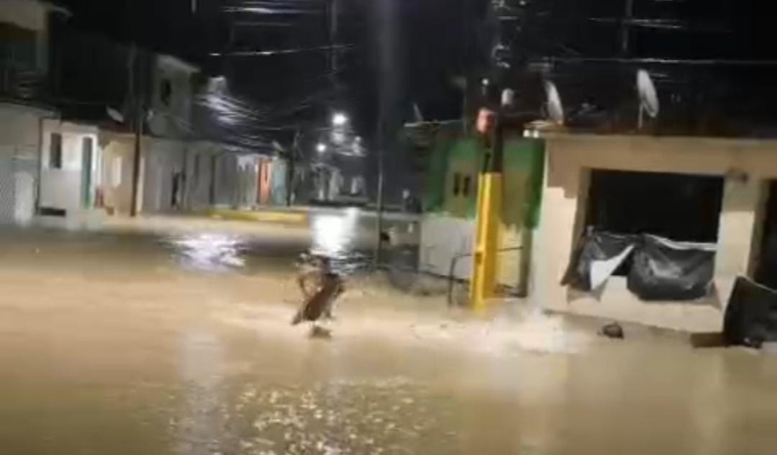 [Vídeo] Grupo de adolescentes toma banho na enchente de São Luís do Quitunde