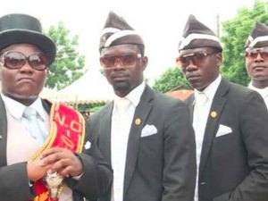 Família se inspira em “meme do Caixão” e enterra idoso com festa