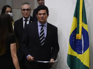 Manifestantes brigam, Moro presta depoimento á PF em Curitiba 