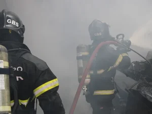 Possível incêndio criminoso destrói casas no Village Campestre, em Maceió