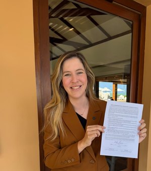 Cibele Moura assina termo de compromisso com setor produtivo para fortalecer AL