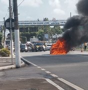 Carro pega fogo na Av. Fernandes Lima e deixa trânsito lento