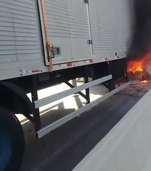 [Vídeo] Carreta é atingida por incêndio na AL 110 em Arapiraca