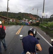 Populares fecham rodovia BR-424 e cobram moradias depois das fortes chuvas 