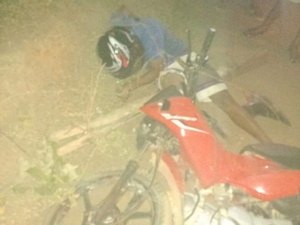 Homem armado e com moto roubada, sofre tentativa de homicídio