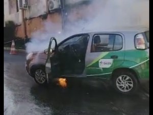 [Vídeo] Veículo da Secretaria de Saúde de Porto Calvo sofre incêndio