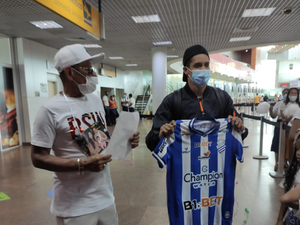 [Vídeo] Jogador alagoano que estava na Ucrânia é recebido com muita emoção por familiares e amigos