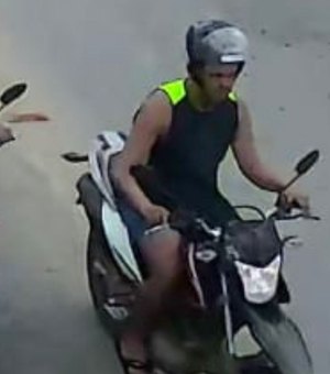 Câmeras fotografam homem que roubou moto de funcionária da Ótica Diniz