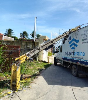 Caminhão derruba poste de energia em São Miguel dos Milagres