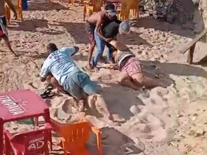 [Vídeo] Ambulantes brigam por espaço em praia da Sereia, em Maceió