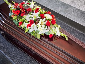 Família abre caixão em velório e 5 são contaminados pelo coronavírus