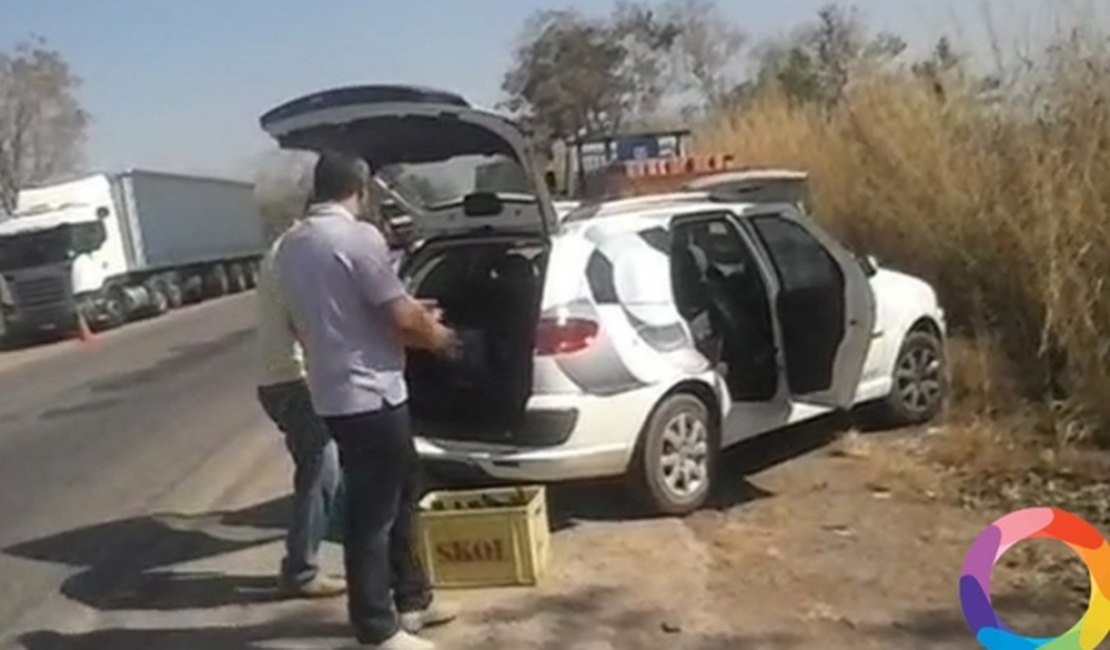 [Vídeo] Funcionários da TV Anhanguera saqueiam cervejas de caminhão tombado