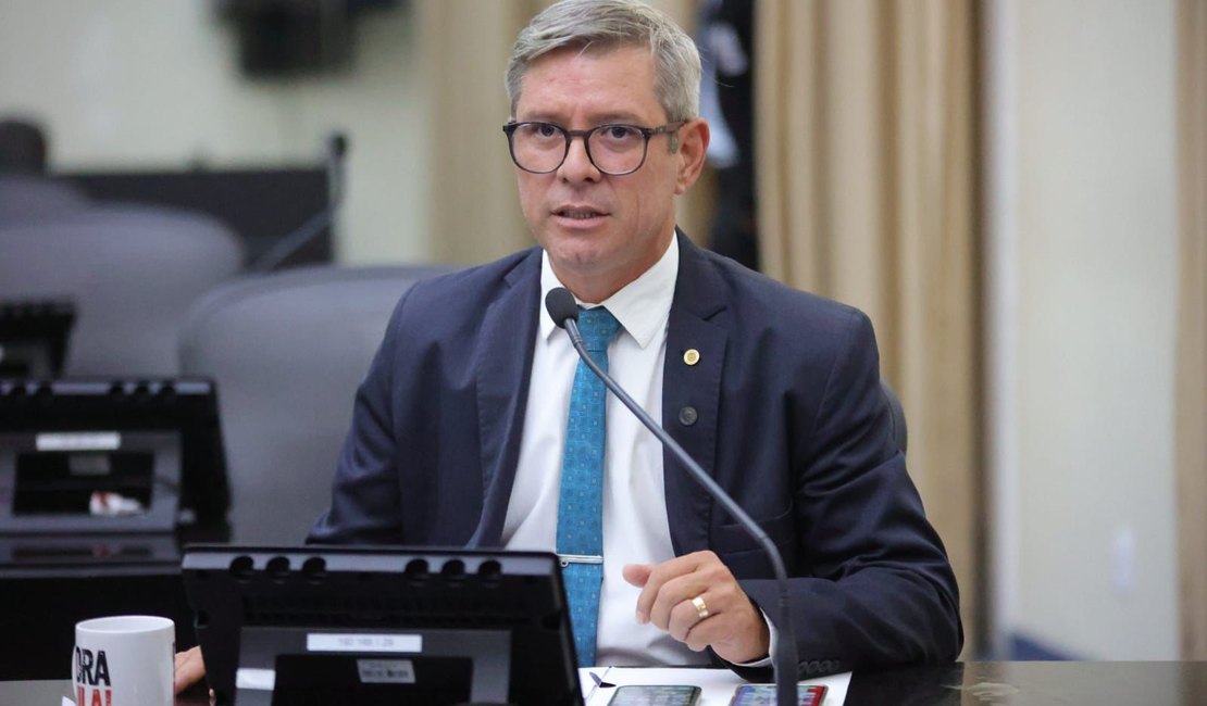 Cabo Bebeto reage à lentidão do Estado e cria lei que extingue processos sem conclusão