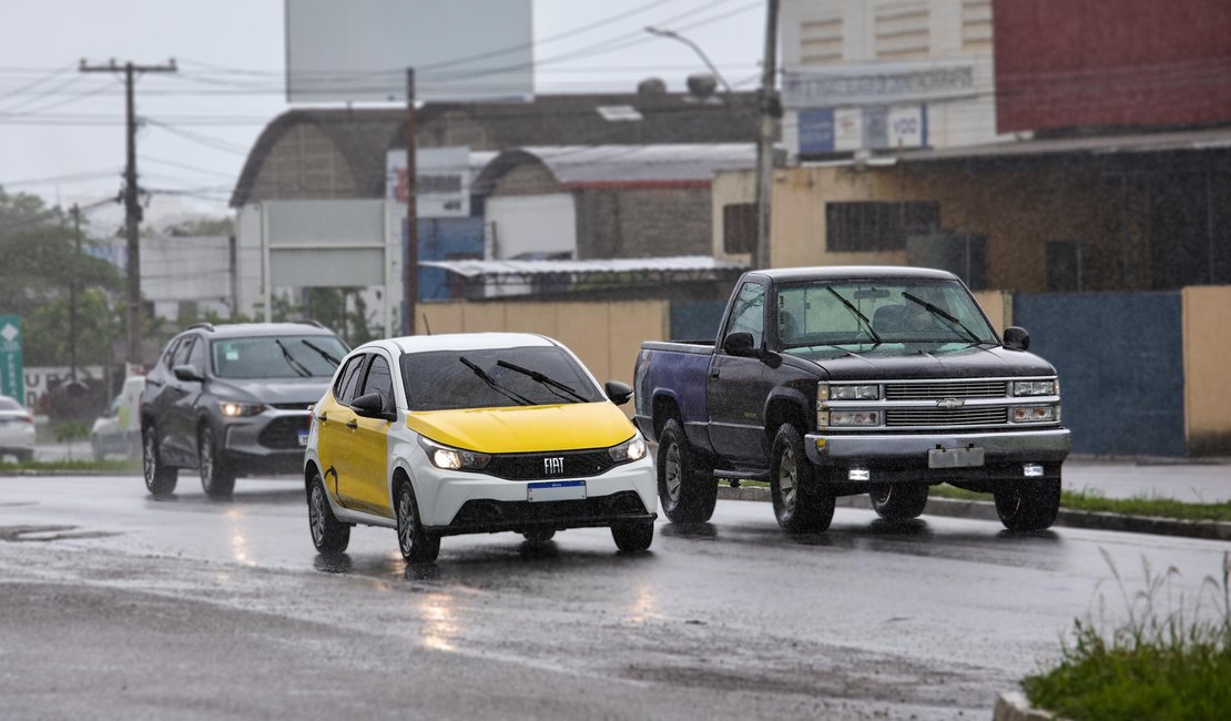 Detran Alagoas alerta motoristas sobre riscos e cuidados ao dirigir em dias de chuva