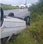 Veículo de uma rádio capota em um trecho da rodovia AL-130 em Santana do Ipanema