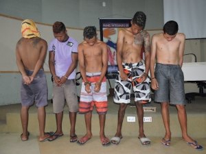 Polícia prende 4 e apreende menores suspeitos de homicídio e envolvimento com o tráfico