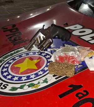 Homem tenta evitar abordagem da PM, mas é flagrado e preso com arma e drogas em Anadia