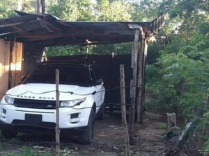 Primeiro a nave, depois a casa: Land Rover em barraco viraliza nas redes