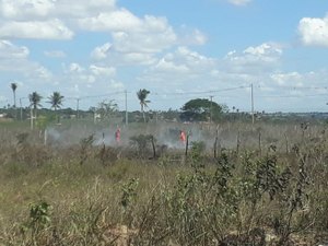 Bombeiros controlam fogo em vegetação perto de colégio no Benedito Bentes