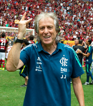 Jorge Jesus admite que ficou tocado com canto da torcida do Flamengo e diz: 'Minha mala está sempre pronta'