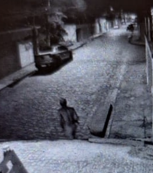 Homem nu é flagrado caminhando com gato no braço no Bom Jardim, em Arapiraca