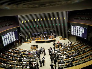 Coronavírus cria apreensão, força dispensas e molda rotina no Congresso