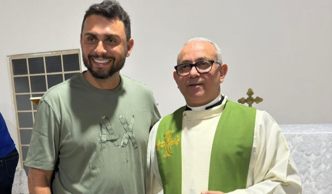 Mano Walter surpreende fiéis ao visitar capela em assentamento em Delmiro Gouveia