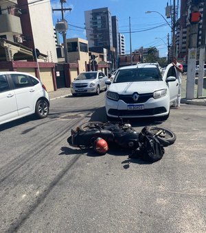 Colisão entre carro e moto deixa motociclista ferido no bairro da Jatiúca, em Maceió