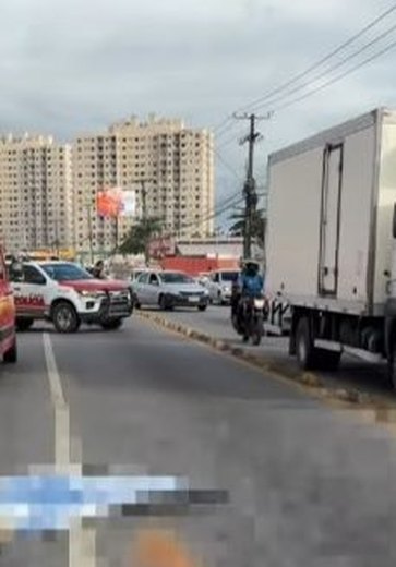 Mulher que morreu após cair de moto e ser atropelada na Avenida Menino Marcelo é identificada