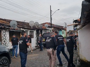 Mãe e filha adolescente são alvos de operação por tráfico e posse de arma no interior de AL