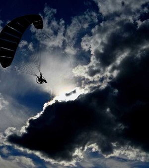 Paraquedista de 70 anos morre durante salto