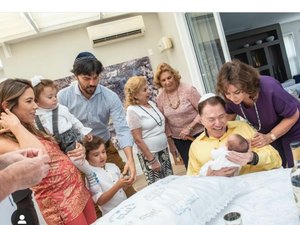 Silvio Santos participa da cerimônia de circuncisão do neto