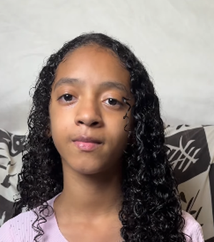 Recuperada, menina que sobreviveu a ataque de abelhas emociona ao cantar