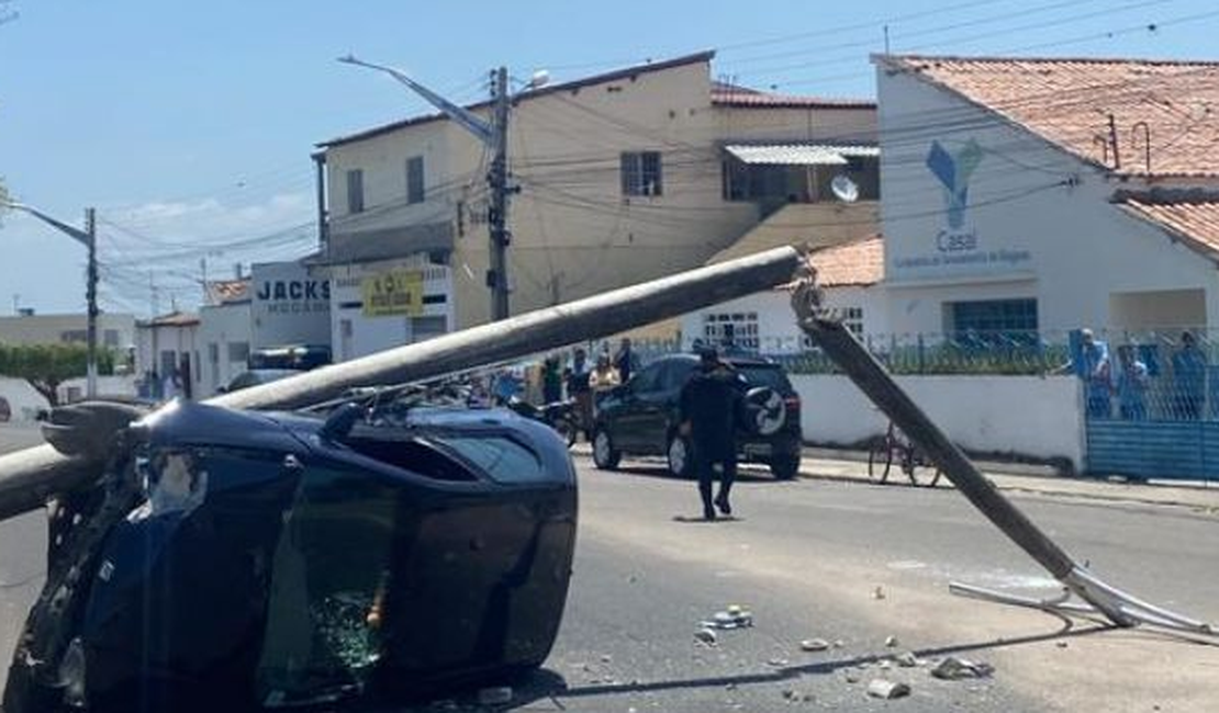 [Vídeo] Carro tomba no meio da rua após colisão com poste em Delmiro Gouveia