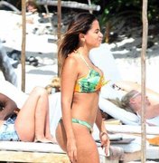 Anitta comemora clique de paparazzi gringo em férias no México