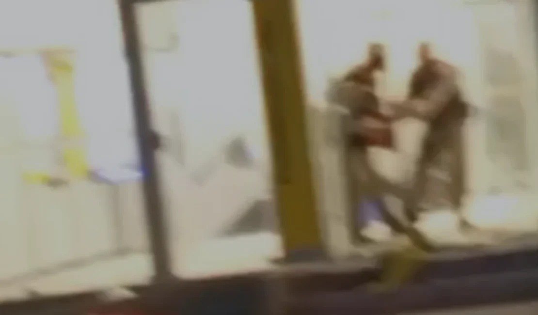 Adolescente surta dentro de agência bancária, é agredido por populares e preso no interior de AL