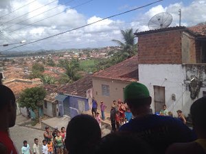 Mulher é encontrada morta no quintal de uma residência em Arapiraca