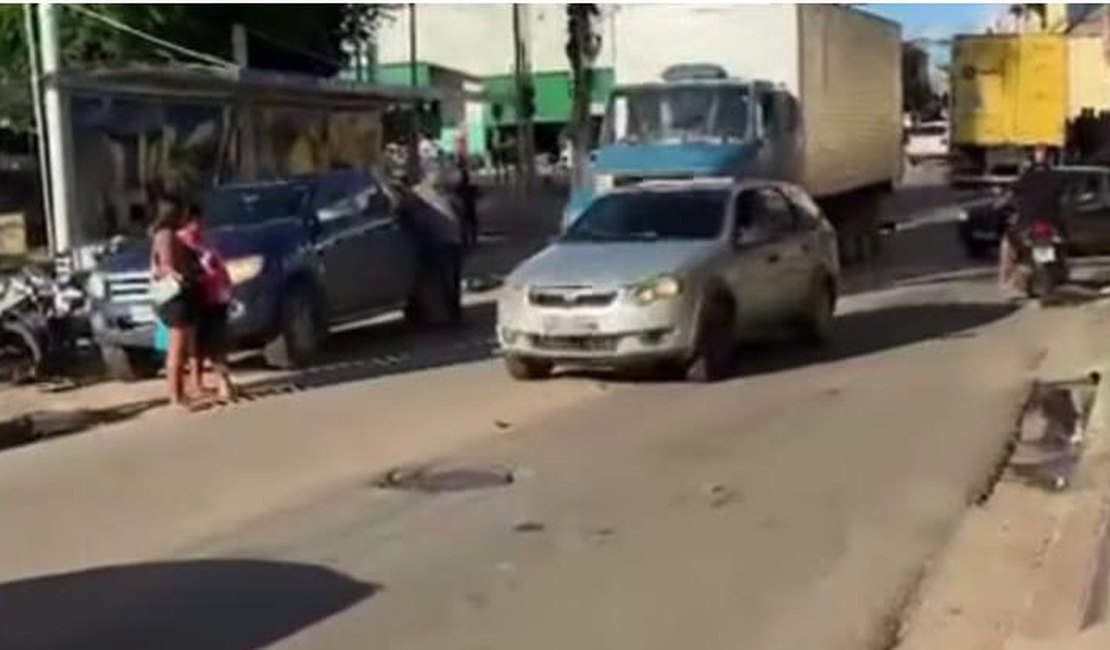 Caminhão tem falha mecânica e prejudica trânsito no Centro de Palmeira dos Índios