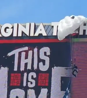 Paraquedista fica em preso em placar durante jogo de futebol americano nos EUA